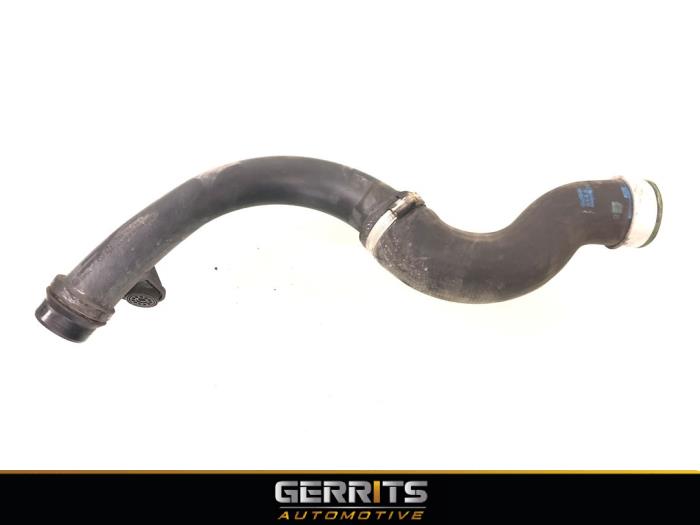 Intercooler Buis van een Volkswagen Transporter T5 2.0 TDI DRF 2013