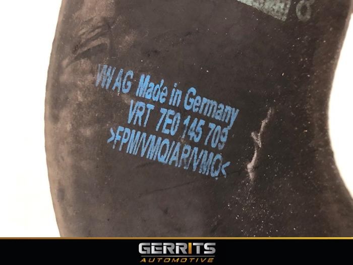 Intercooler Buis van een Volkswagen Transporter T5 2.0 TDI DRF 2013