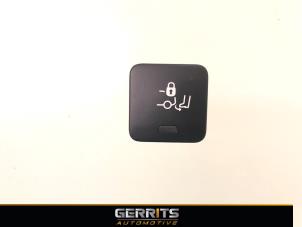 Gebruikte Schakelaar achterklep DS Automobiles DS 7 Crossback 1.6 16V PureTech 180 Prijs € 19,99 Margeregeling aangeboden door Gerrits Automotive BV
