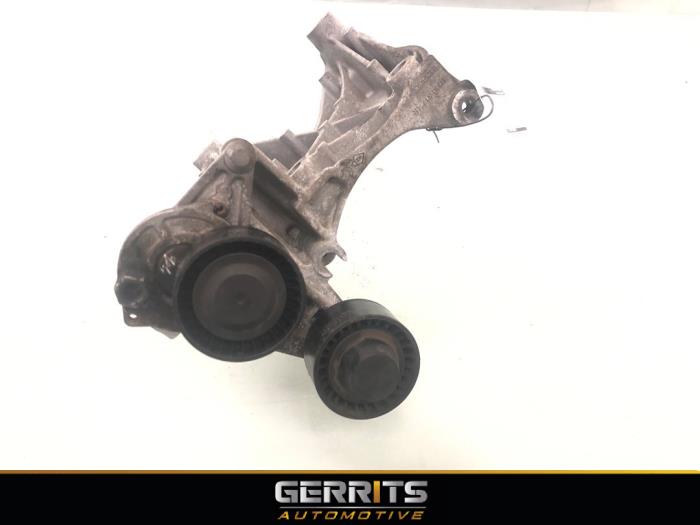 Dynamosteun boven van een Opel Vivaro 1.6 CDTi BiTurbo 145 2017