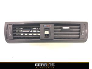 Gebruikte Luchtrooster Dashboard BMW 1 serie (F20) 120i 1.6 16V Prijs € 74,99 Margeregeling aangeboden door Gerrits Automotive BV