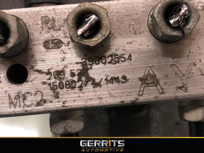 ABS Pomp van een Opel Corsa E 1.4 16V 2015