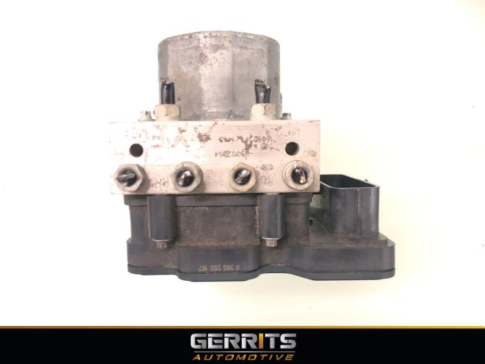 ABS Pomp van een Opel Corsa E 1.4 16V 2015