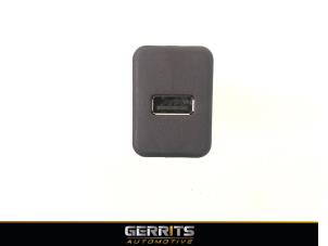 Gebruikte AUX/USB aansluiting Opel Corsa E 1.4 16V Prijs € 19,99 Margeregeling aangeboden door Gerrits Automotive