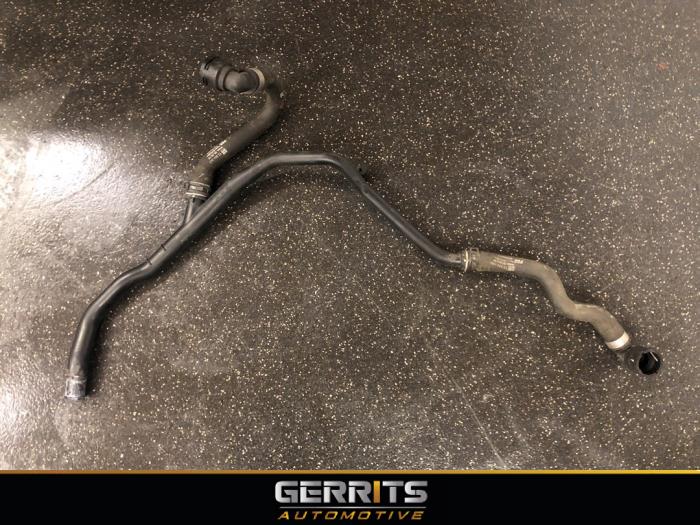 Waterpijp van een Opel Corsa E 1.4 16V 2015