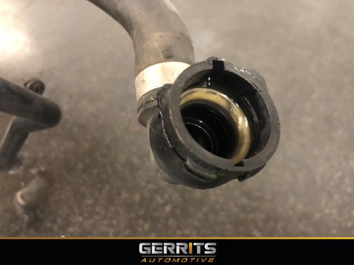 Waterpijp van een Opel Corsa E 1.4 16V 2015