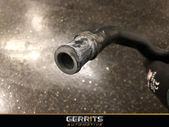 Waterpijp van een Opel Corsa E 1.4 16V 2015