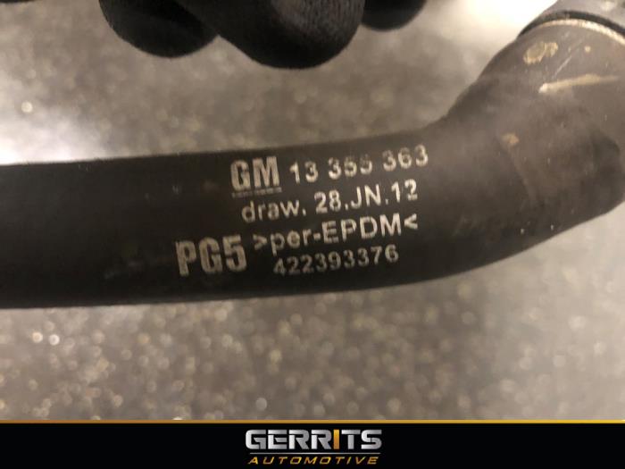 Waterpijp van een Opel Corsa E 1.4 16V 2015