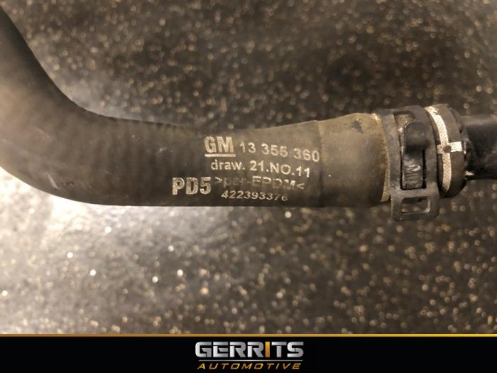 Waterpijp van een Opel Corsa E 1.4 16V 2015