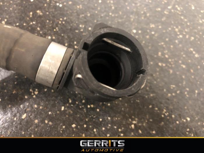 Waterpijp van een Opel Corsa E 1.4 16V 2015