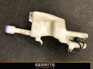 Gebruikte Ruitensproeiertank voor Ford Transit Courier 1.5 TDCi 75 Prijs € 49,99 Margeregeling aangeboden door Gerrits Automotive BV