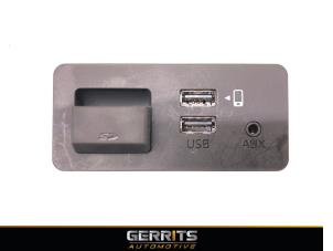 Gebruikte AUX/USB aansluiting Mazda 2 (DJ/DL) 1.5 SkyActiv-G 90 Prijs € 99,99 Margeregeling aangeboden door Gerrits Automotive