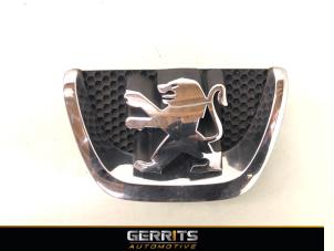 Gebruikte Embleem Peugeot 5008 I (0A/0E) 1.6 THP 16V Prijs € 34,99 Margeregeling aangeboden door Gerrits Automotive BV