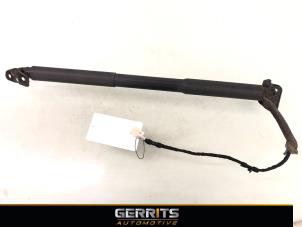 Gebruikte Kofferdekseldemper rechts-achter BMW 3 serie Touring (F31) 318i 1.5 TwinPower Turbo 12V Prijs € 124,99 Margeregeling aangeboden door Gerrits Automotive BV