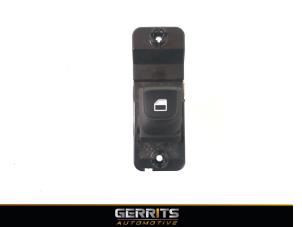 Gebruikte Schakelaar Elektrisch Raam Kia Stonic (YB) 1.0i T-GDi 12V Prijs € 24,99 Margeregeling aangeboden door Gerrits Automotive BV