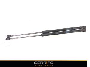 Gebruikte Set Gasdempers Achterklep Opel Astra K 1.0 Turbo 12V Prijs € 19,99 Margeregeling aangeboden door Gerrits Automotive BV