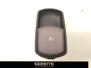 Gebruikte Elektrisch Raam Schakelaar Opel Corsa D 1.4 16V Twinport Prijs € 19,99 Margeregeling aangeboden door Gerrits Automotive BV
