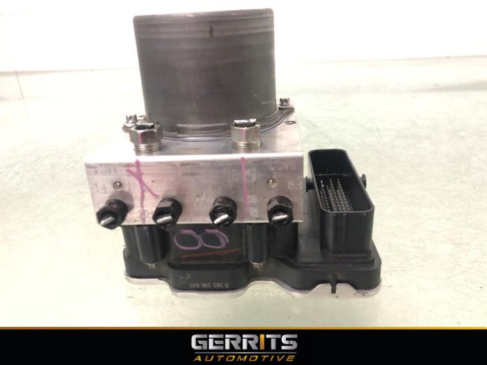 Gebruikte ABS Pomp Toyota Yaris IV (P21/PA1/PH1) 1.5 12V Hybrid 115 Prijs € 199,99 Margeregeling aangeboden door Gerrits Automotive BV