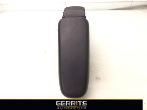 Gebruikte Armleuning Toyota Yaris IV (P21/PA1/PH1) 1.5 12V Hybrid 115 Prijs € 74,99 Margeregeling aangeboden door Gerrits Automotive BV