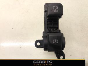 Gebruikte Handrem schakelaar Toyota Yaris IV (P21/PA1/PH1) 1.5 12V Hybrid 115 Prijs € 24,99 Margeregeling aangeboden door Gerrits Automotive BV