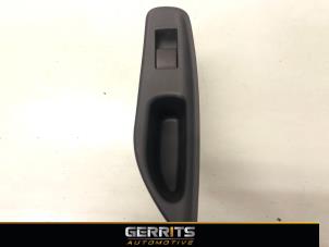 Gebruikte Raam schakelaar elektrisch Toyota Yaris IV (P21/PA1/PH1) 1.5 12V Hybrid 115 Prijs € 24,99 Margeregeling aangeboden door Gerrits Automotive BV