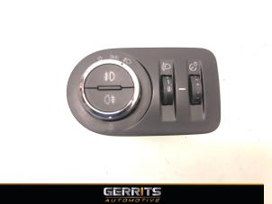 Gebruikte Licht Schakelaar Opel Corsa D 1.2 16V Prijs € 19,99 Margeregeling aangeboden door Gerrits Automotive BV