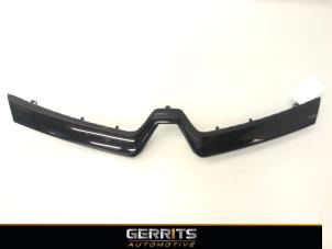 Gebruikte Grille Lijst Renault Captur (2R) 0.9 Energy TCE 12V Prijs € 39,99 Margeregeling aangeboden door Gerrits Automotive BV