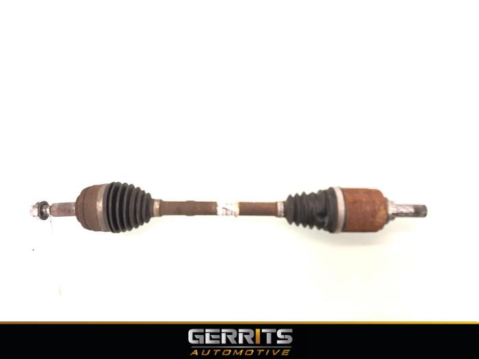Gebruikte Aandrijfas links-voor Dacia Duster (SR) 1.2 TCE 16V Prijs € 94,99 Margeregeling aangeboden door Gerrits Automotive BV