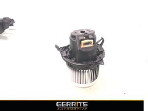 Gebruikte Chaufage Ventilatiemotor Renault Clio IV (5R) 0.9 Energy TCE 90 12V Prijs € 39,99 Margeregeling aangeboden door Gerrits Automotive BV