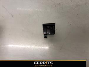 Gebruikte USB module Mercedes CLA (118.3) 1.3 CLA-200 Turbo 16V Prijs € 29,99 Margeregeling aangeboden door Gerrits Automotive BV