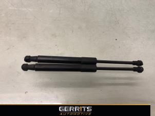 Gebruikte Gasdemper Motorkap Set Renault Grand Scénic IV (RFAR) 1.3 TCE 140 16V Prijs € 19,99 Margeregeling aangeboden door Gerrits Automotive BV