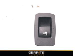 Gebruikte Ruit schakelaar elektrisch BMW 1 serie (F20) 116i 1.6 16V Prijs € 19,99 Margeregeling aangeboden door Gerrits Automotive BV