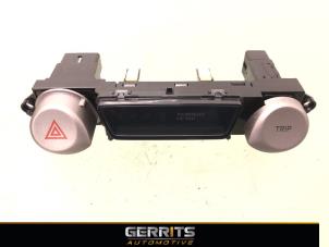 Gebruikte Paniekverlichtings Schakelaar Hyundai i20 1.4i 16V Prijs € 19,99 Margeregeling aangeboden door Gerrits Automotive BV
