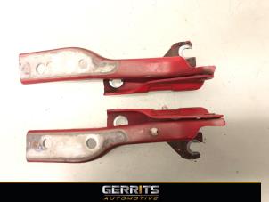 Gebruikte Motorkap Scharnier Volkswagen Polo V (6R) 1.2 TDI 12V BlueMotion Prijs € 29,99 Margeregeling aangeboden door Gerrits Automotive BV