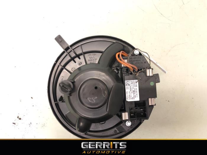 Kachel Ventilatiemotor van een Audi Q3 (8UB/8UG) 1.4 TFSI 16V 2014