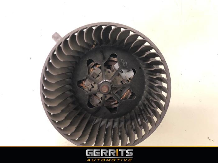 Kachel Ventilatiemotor van een Audi Q3 (8UB/8UG) 1.4 TFSI 16V 2014