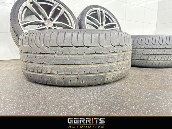 Velgen set + banden van een Audi Q3 (8UB/8UG) 1.4 TFSI 16V 2014