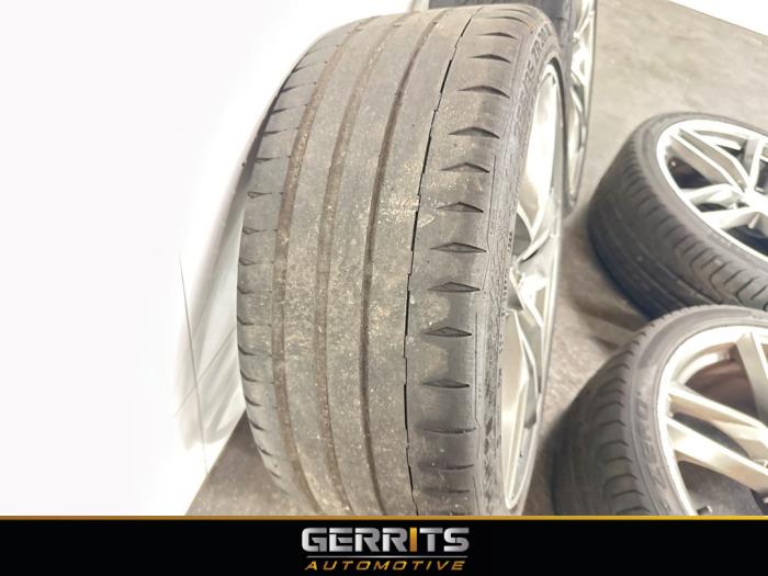 Velgen set + banden van een Audi Q3 (8UB/8UG) 1.4 TFSI 16V 2014