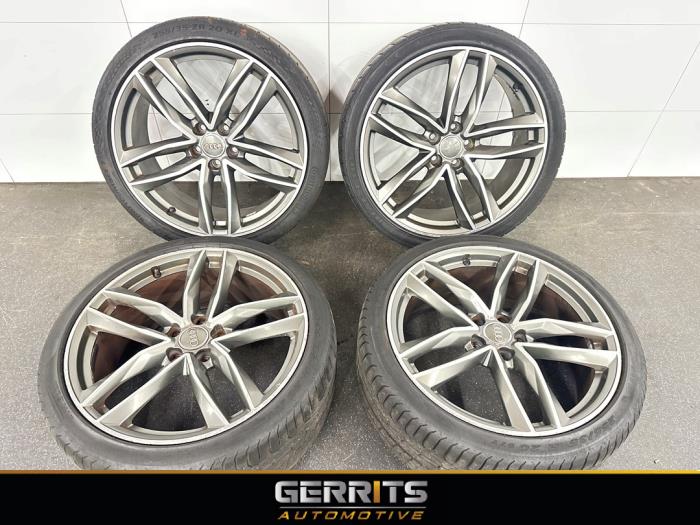 Velgen set + banden van een Audi Q3 (8UB/8UG) 1.4 TFSI 16V 2014