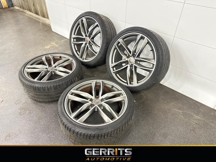 Velgen set + banden van een Audi Q3 (8UB/8UG) 1.4 TFSI 16V 2014