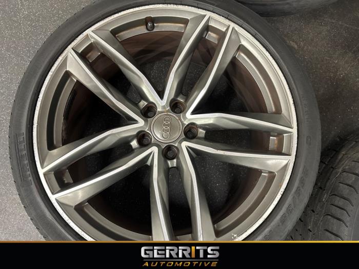 Velgen set + banden van een Audi Q3 (8UB/8UG) 1.4 TFSI 16V 2014