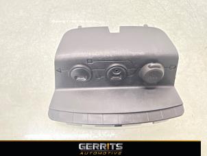 Gebruikte AUX/USB aansluiting Peugeot 208 I (CA/CC/CK/CL) 1.2 Vti 12V PureTech 82 Prijs € 24,99 Margeregeling aangeboden door Gerrits Automotive BV
