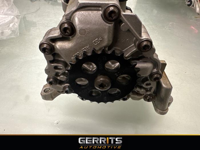 Oliepomp van een BMW 3 serie Touring (F31) 318i 1.5 TwinPower Turbo 12V 2017