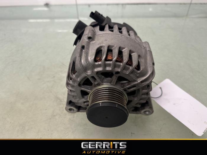 Alternator van een Opel Corsa F (UB/UH/UP) 1.2 12V 75 2021
