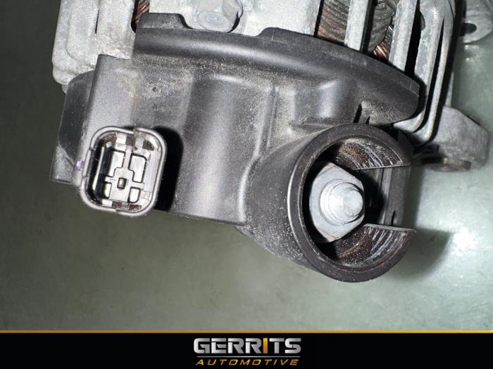 Alternator van een Opel Corsa F (UB/UH/UP) 1.2 12V 75 2021