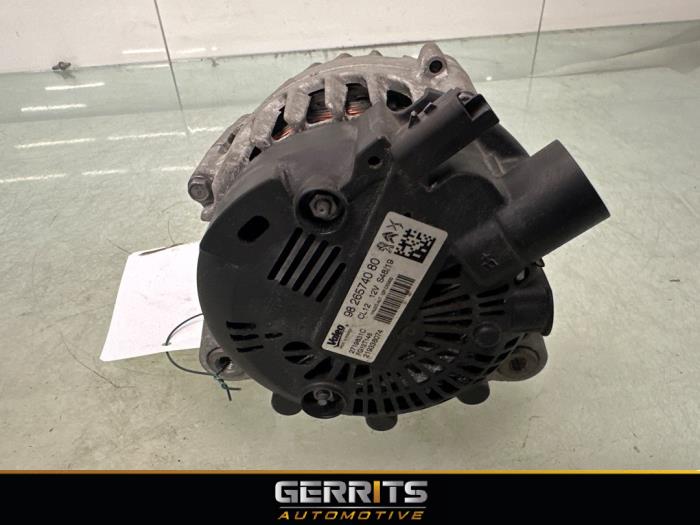 Alternator van een Opel Corsa F (UB/UH/UP) 1.2 12V 75 2021