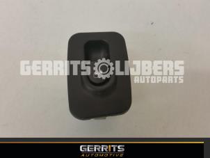 Gebruikte Elektrisch Raam Schakelaar Lancia Ypsilon (843) 1.2 Prijs € 21,98 Margeregeling aangeboden door Gerrits Automotive BV