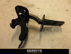 Gebruikte Achterklep Scharnier Volvo V70 (BW) 2.0 D3 20V Prijs € 21,98 Margeregeling aangeboden door Gerrits Automotive BV