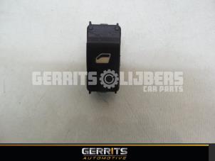 Gebruikte Ruit schakelaar elektrisch Peugeot 3008 I (0U/HU) 1.6 16V THP 155 Prijs € 21,98 Margeregeling aangeboden door Gerrits Automotive BV