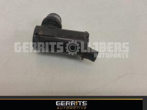 Gebruikte Ruitensproeierpomp achter Toyota Avensis Verso (M20) 2.0 16V VVT-i D-4 Prijs € 21,98 Margeregeling aangeboden door Gerrits Automotive BV